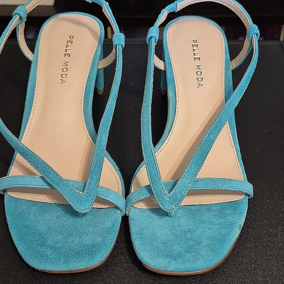 BNWT Pelle Moda Aqua kid suede thong sandals with straps. Size 6. - Picture 1 of 4